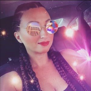 Meet your Posher, Crystal